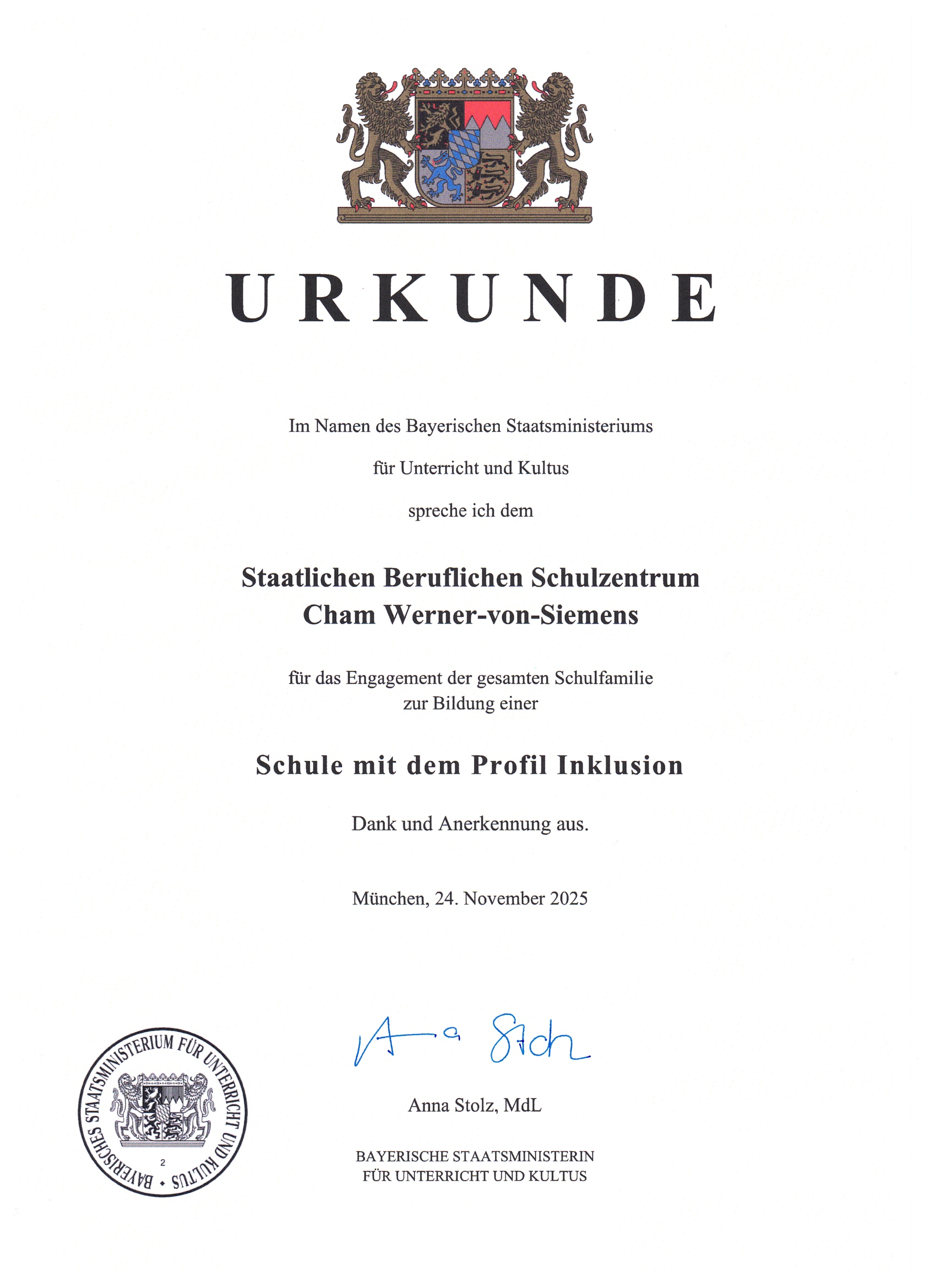 Ulrich Fischer (rechts), Schulleiter des Staatl. Beruflichen Schulzentrums Cham Werner-von-Siemens, nimmt die Urkunde entgegen. Mit im Bild (von links nach rechts): Abteilungsdirektor Thomas Unger, Schulleiter Tobias Mandl vom Tandempartner, Profilkoordinatorin Bettina Mühlbauer und Kultusministerin Anna Stolz.