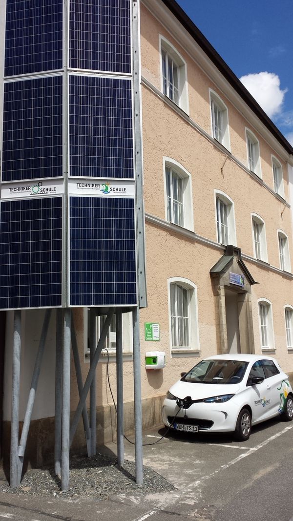 Ein Photovoltaik-Turm für die Technikerschule