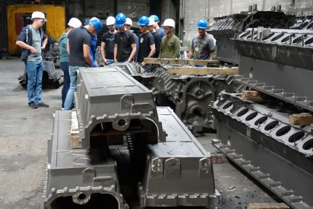 Technikerschule Roding beim Gießen kernintensiver Gussteile in Traditionsgießerei