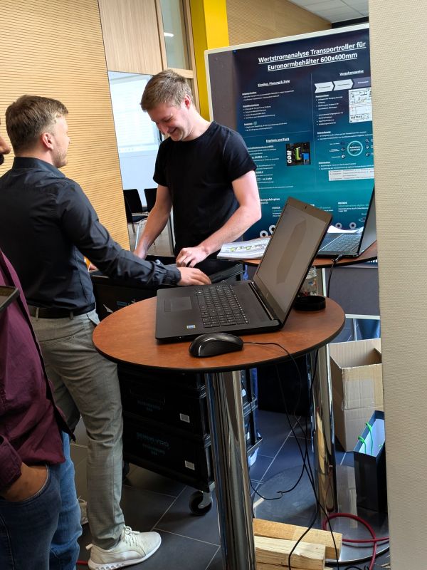 Unterhaltung am Projektstand