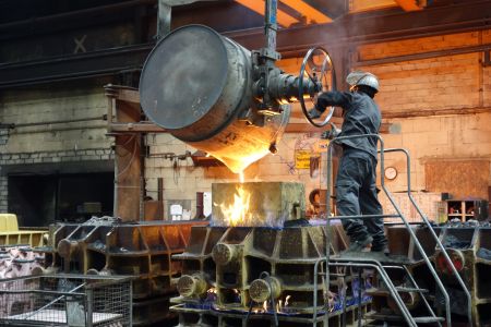 "Glühende Begeisterung" beim Besuch der Eisengießerei "Craftsman Fronberg Guss GmbH" durch die Technikerschule für Maschinenbau aus Roding