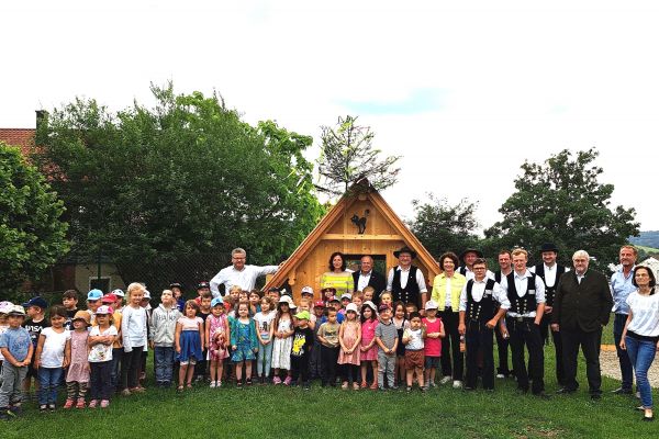 Außenstelle Furth im Wald: Übergabe Kindergarten-Spielhaus der BGJ-Zimmerer in Bruck