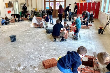 Außenstelle Furth im Wald: Kindergartenkinder als Mini‑Baumeister zu Besuch