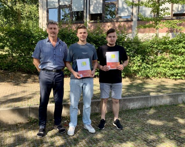Industriemechaniker v.l.: Dominik Gaschler; Ø 1,42 ; Dorst Technologies GmbH & Co. KG, Bad Kötzting, Tobias Liebl; Ø 1,14 ; Mühlbauer Maschinenbau GmbH, Runding mit Klassenleiter StD Ludwig Wachter
