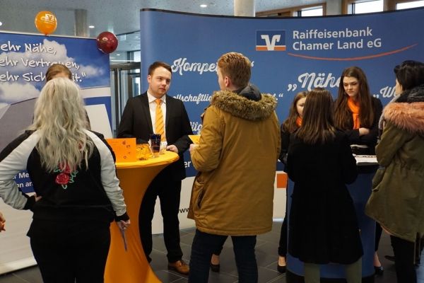 Aktion „Bank-Azubis beraten Schüler“