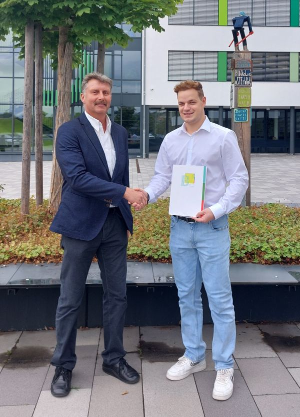 Industriemechaniker: Jonas Hruby, Ø 1,00, Zollner Elektronik AG Zandt mit Klassenleiter StD Ludwig Wachter