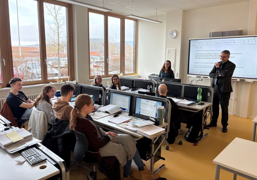 Regierungsschuldirektor Marko Renner besuchte die neue Hotelfachschule am BSZ Cham Werner-von-Siemens