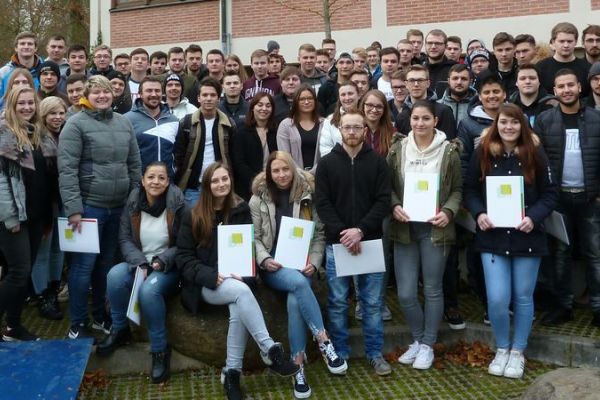 82 Metaller starten den Weg ins Berufsleben