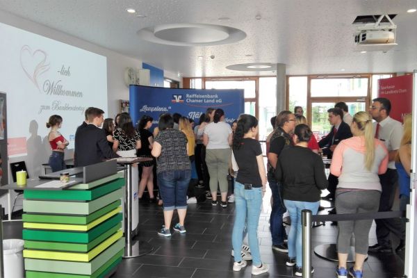 Bankazubis beraten Azubis über "Mobile Banking"