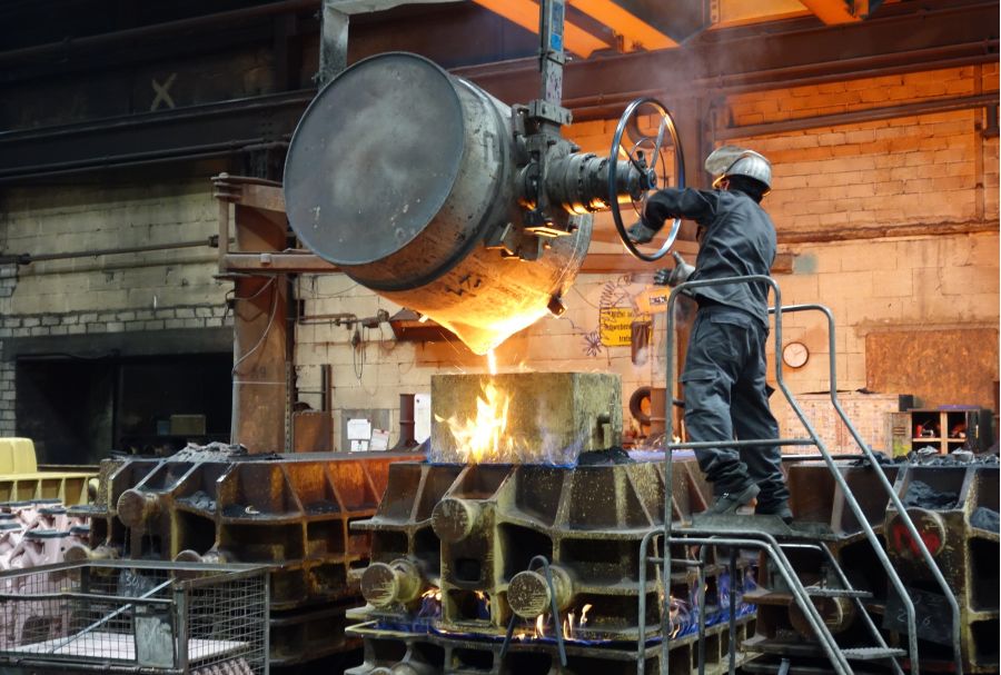 "Glühende Begeisterung" beim Besuch der Eisengießerei "Craftsman Fronberg Guss GmbH" durch die Technikerschule für Maschinenbau aus Roding