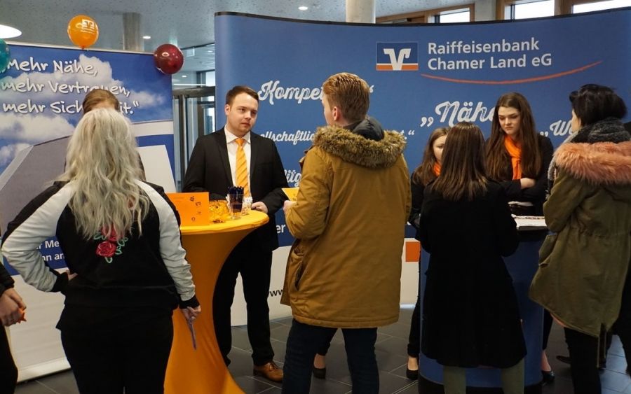 Aktion „Bank-Azubis beraten Schüler“
