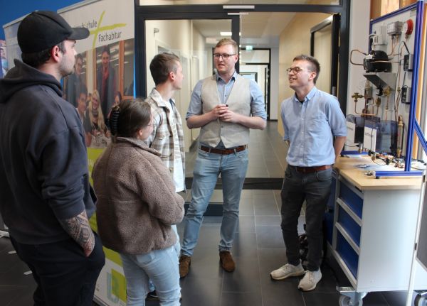 Ein Team der Fachrichtung Regenerative Energien stellt ein Wärmepumpenmodell vor