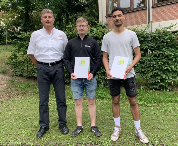 Industriemechaniker: v.l. Jürgen Wanninger, Ø 1,28, Zollner Elektronik AG Zandt, Saad Zeroual, Ø 1,57, MPS Roding GmbH mit Klassenleiter StD Ludwig Wachter