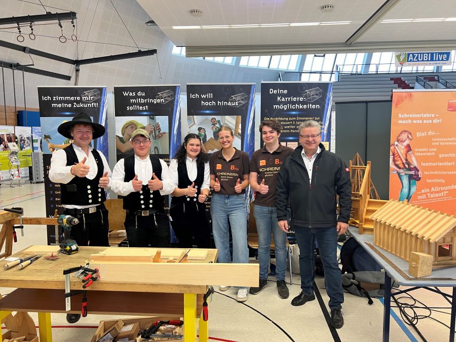 Außenstelle Furth im Wald: Vorstellung Beruf Zimmerer und Schreiner auf der AZUBI-Messe in Roding