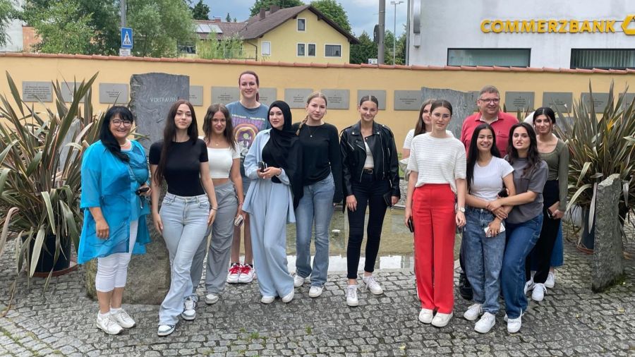 Unterrichtsgang zum Platz der Menschlichkeit in Cham