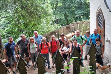 Lehrer wandern am Fischerweg nach Weißenregen