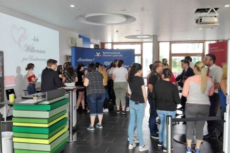 Bankazubis beraten Azubis über "Mobile Banking"