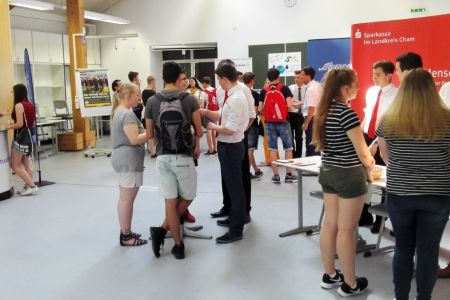 Bankazubis beraten Azubis über Girokonto & Co.