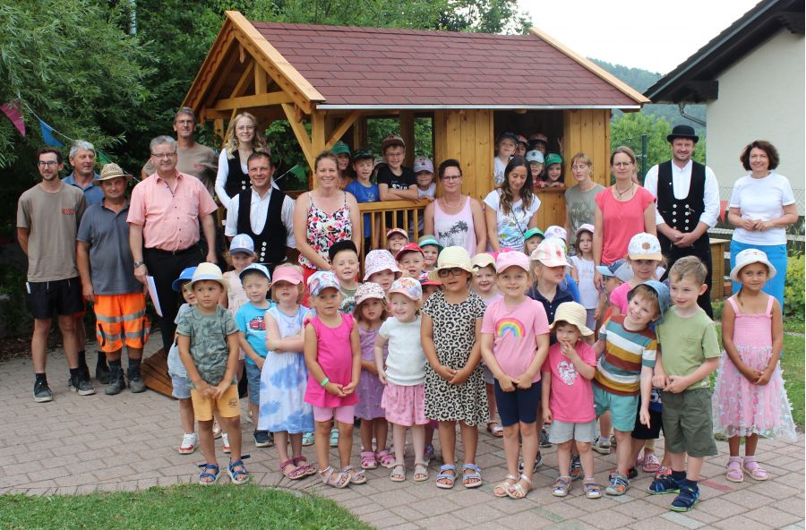 Außenstelle Furth im Wald: Übergabe des 23. Kindergartenspielhauses