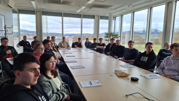 Die Schüler lauschten dem Vortrag...