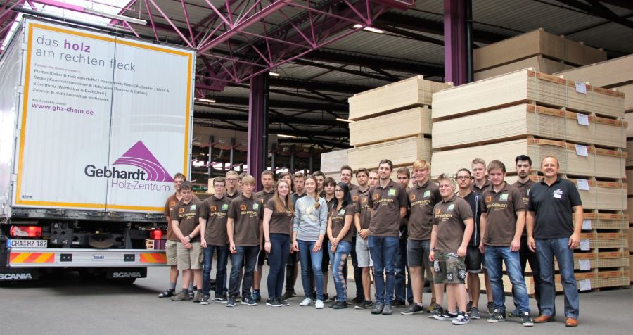Schreinernachwuchs erkundet die neuesten Materialtrends