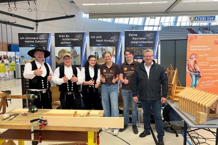 Außenstelle Furth im Wald: Vorstellung Beruf Zimmerer und Schreiner auf der AZUBI-Messe in Roding