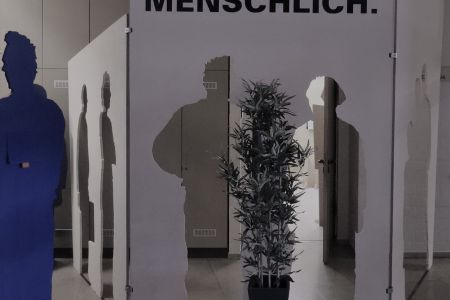 Aufbau der Ausstellung "Einfach menschlich"