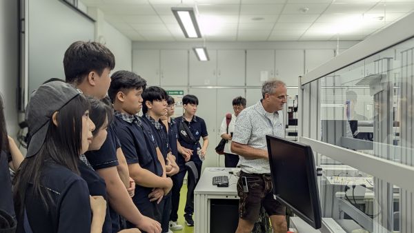 Manfred Senft, Fachbetreuer Elektro, führt die Gäste durch die Labore.