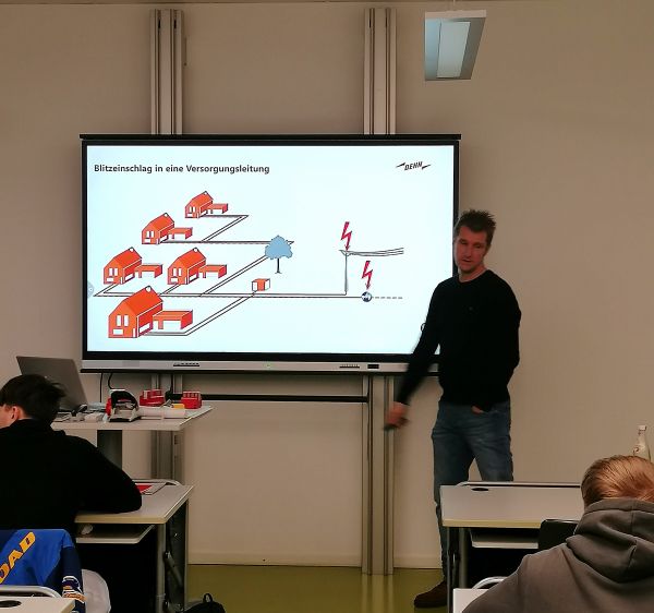Innerer und äußerer Blitzschutz - Herr Hackner in seinem Element!