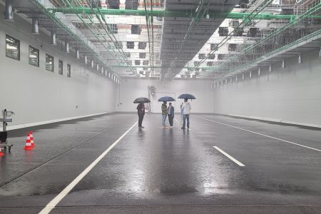 Techniker stehen im Regen(simulator)!