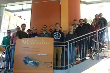 Techniker erkunden Energieversorgungs­konzepte