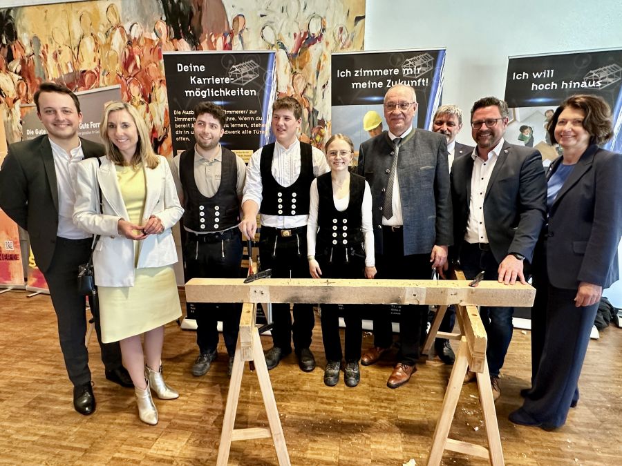 Außenstelle Furth im Wald: Vorstellung Beruf Zimmerer und Schreiner auf der AZUBI-Messe in Furth im Wald