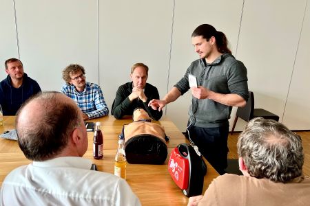 Außenstelle Furth im Wald: Einweisung in den Defibrillator