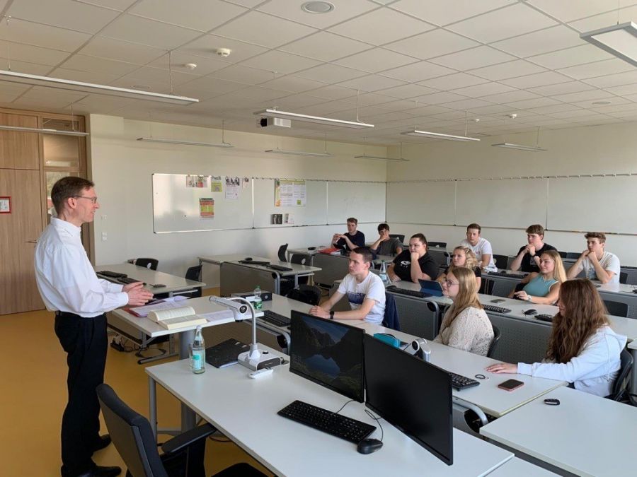 Notar besucht Bankfachklasse