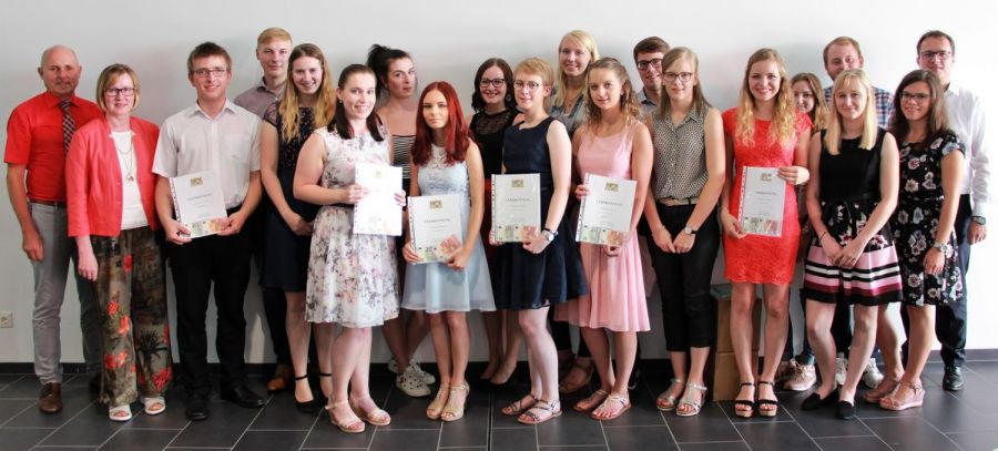 Kaufmännische Absolventen verabschieden sich