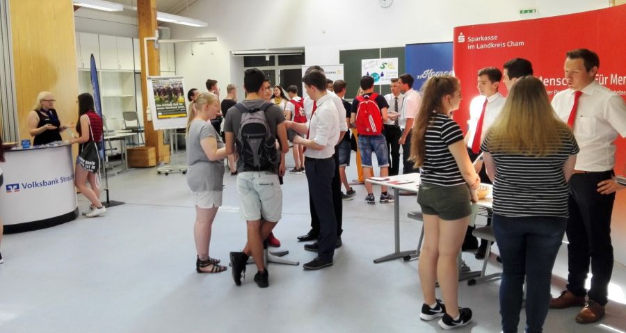 Bankazubis beraten Azubis über Girokonto & Co.