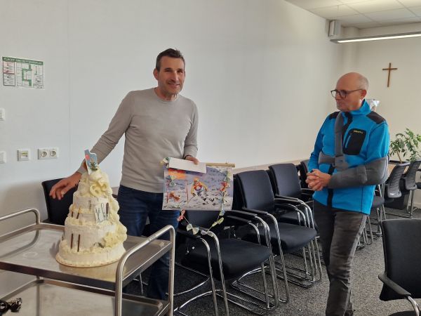 Stellvertretend für alle überbrachte der Personalrat Andi Bucher die Geschenke