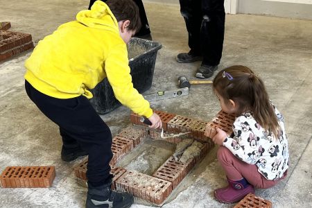 Außenstelle Furth im Wald: Kinder mauern einen Ziegelturm