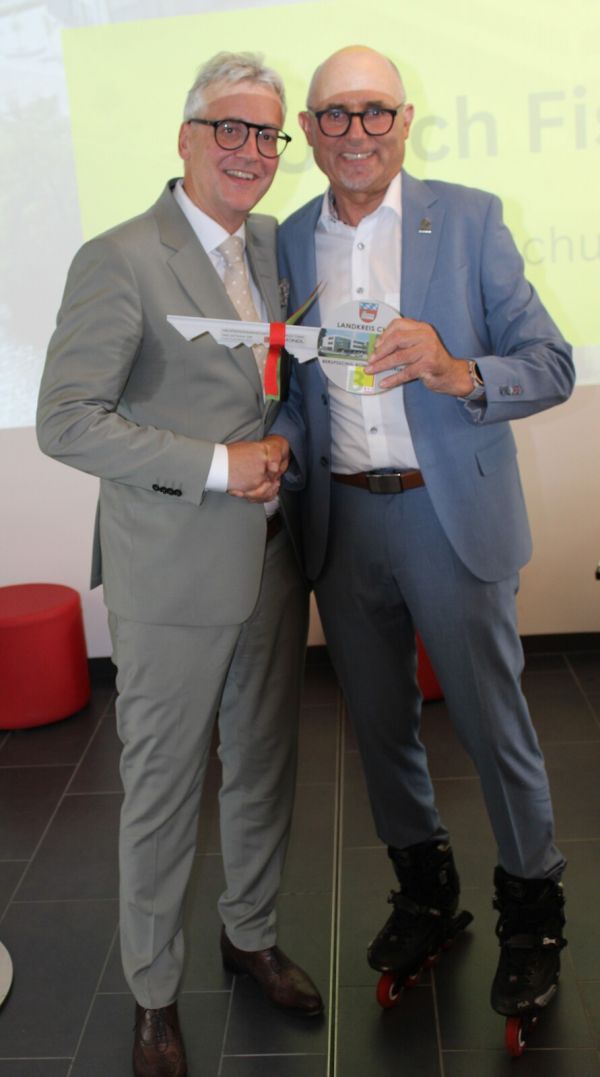 Symbolische Schlüsselübergabe an Ulrich Fischer