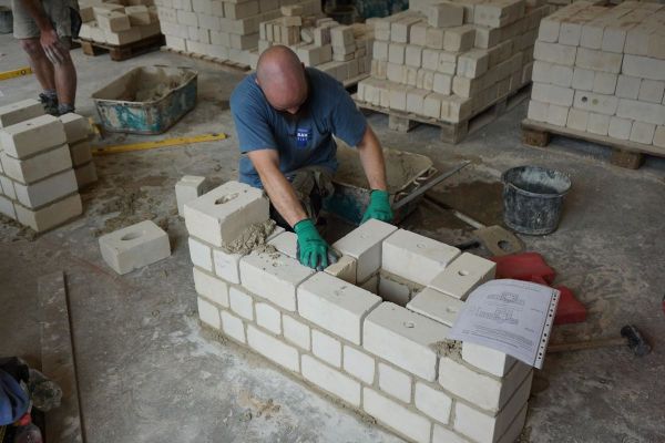 Maurer legen Zwischenprüfung ab