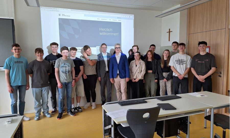 Notar besucht Bankfachklasse