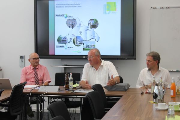 Delegation aus dem Landkreis Kronach in der neuen Berufsschule