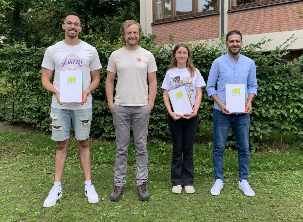 Werkzeugmechaniker: v.l. Saad Charroudi Ø 1,00 MPS Roding GmbH; Luisa Sterz Ø 1,33 SK Technology GmbH, Roding; Amine El M´Hamedi Alaoui, Ø 1,00 MPS Roding GmbH  Roding mit Klassenleiter OStR Bernhard Neumeier