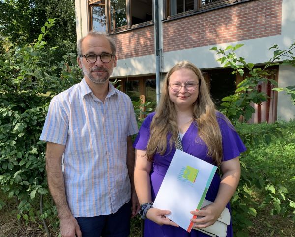 Zerspanungsmechanikerin: Theresa Meindl, WeButex GmbH Roding, Ø 1,14 mit Klassenleiter FOL Florian Hecht