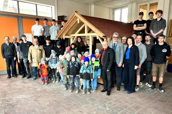 Außenstelle Furth im Wald: Verlosung des 24. Kinderspielhauses