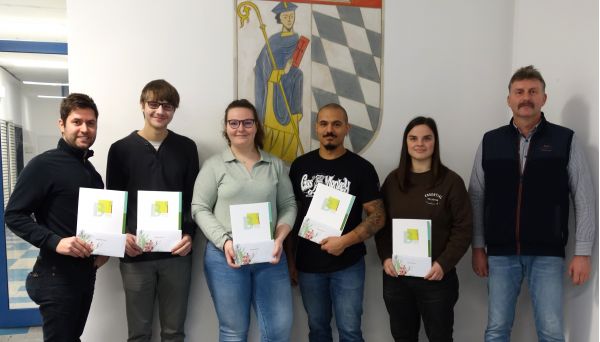 Die besten Industriemechaniker v. l.: Stiven Lucin (1,0; Säckl Maschinenbau GmbH, Weiding), Johannes Prasch (1,42; Rädlinger Maschinen- u. Stahlbau GmbH, Cham), Antonia Feldbauer (1,0; Crown Gabelstapler GmbH & Co.KG), Jan Gebauer (1,0; Zollner Elektronik AG, Zandt), Franziska Staudner (1,28; P&S Maschinenbau GmbH, Cham)