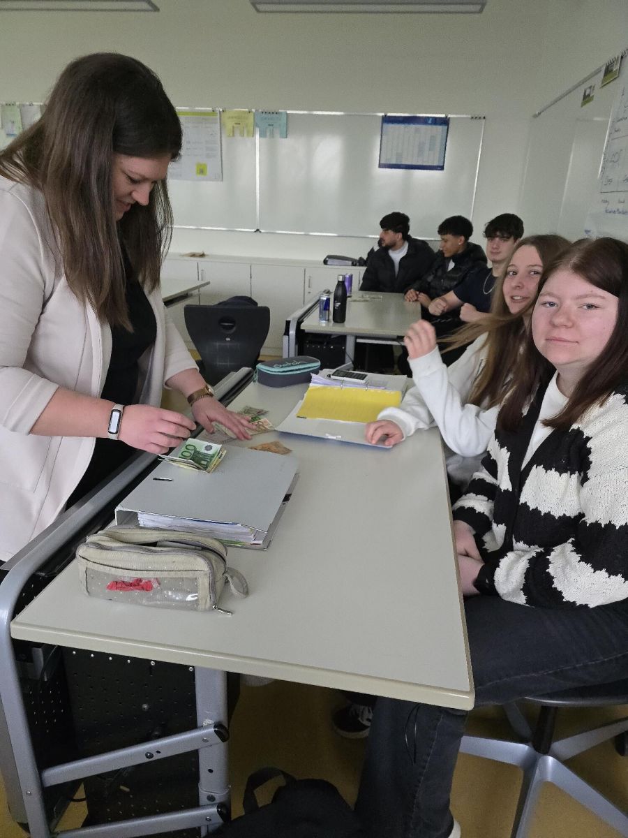 Besuch der Bundesbank im Einzelhandel und bei den Bankkaufleuten