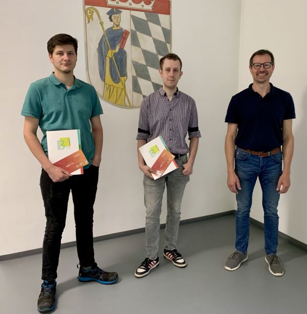 Zerspanungsmechaniker: v.l. Johannes Haßfurter, Ø 1,14, SK Technology GmbH Roding, Hermann Bachmeier, Ø 1,16, SK Technology GmbH Roding mit Klassenleiter OStR Stefan Bauer