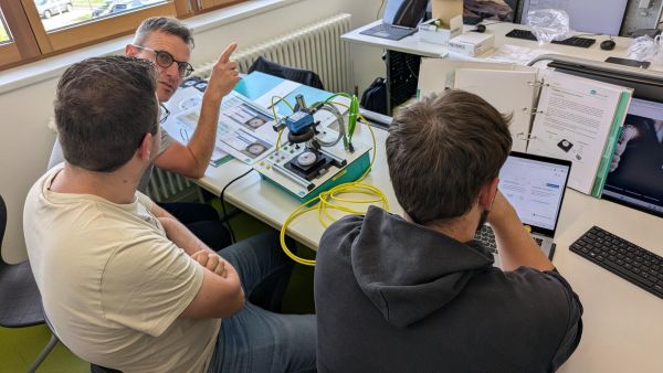 Herr Schötz lässt sich die Technologie des Herstellers Sick erklären