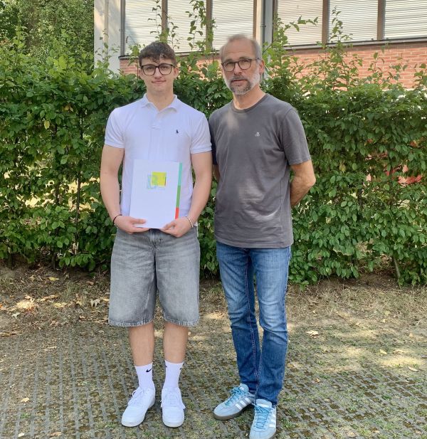 Zerspanungsmechaniker: Lukas Prasch, Ø 1,28; SK Technology GmbH, Roding ; Alexander Schneider; Ø 1,42; Müller Präzision GmbH Cham (nicht im Bild) mit Klassenleiter FOL Florian Hecht